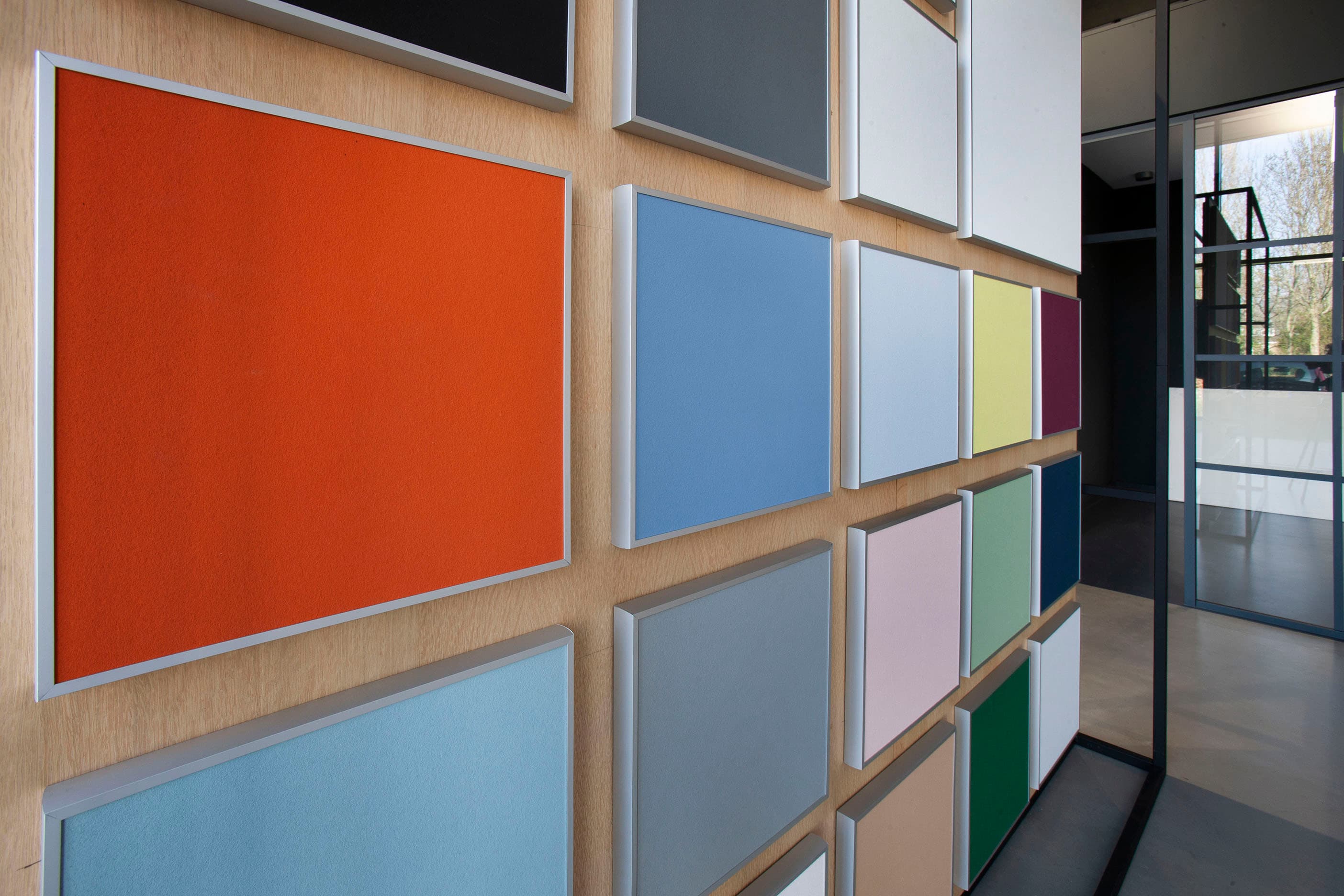Showroom EASY Noise Control - akoestische plafondeilanden kleuren