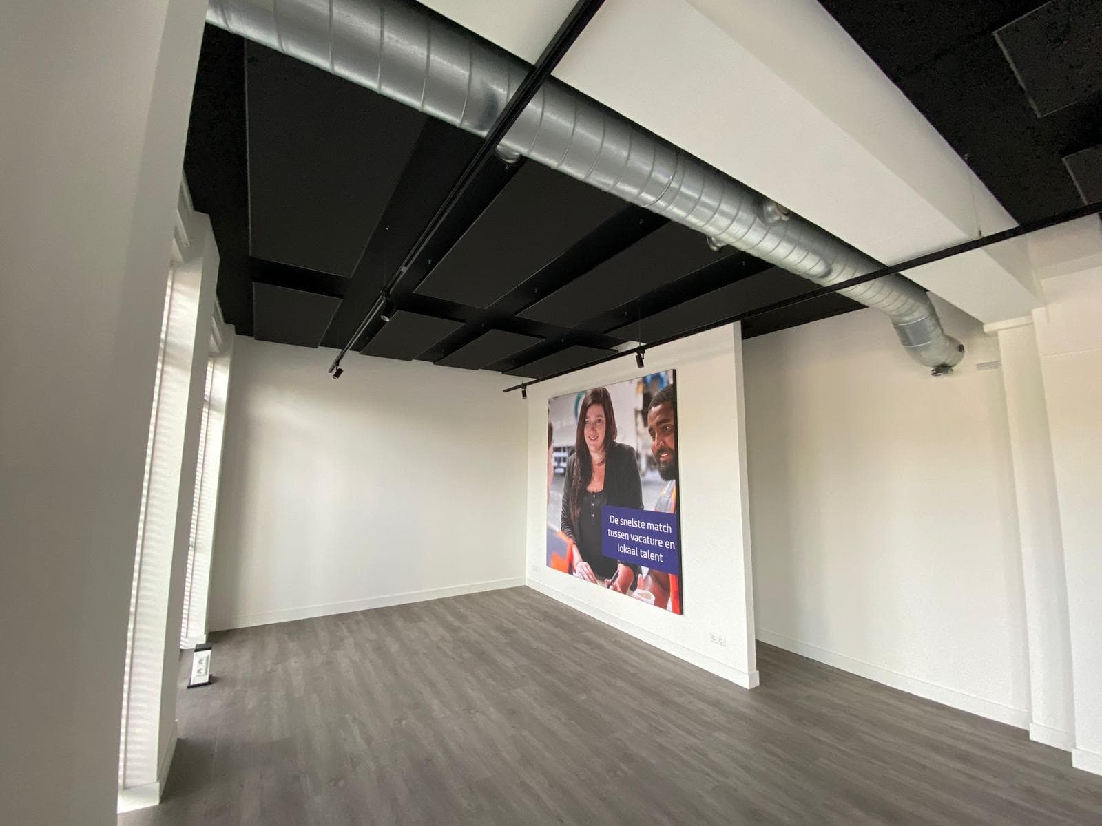 Uitzendbureau akoestisch verbeterd - Plafondeilanden - Akoestisch fotopaneel