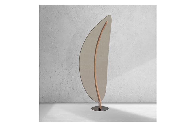 Der EASYfelt LeaveMe Lemon in Beige ist ein akustischer Raumteiler aus PET-Filz mit einer elegant gebogenen Blattform. Das Element verbessert die Raumakustik, schafft visuelle Ruhe und eignet sich ideal für Büros, Empfangsbereiche oder kreative Arbeitszonen. Die dezente Beige-Farbe fügt sich harmonisch in verschiedene Einrichtungsstile ein und verleiht dem Raum eine natürliche, freundliche Ausstrahlung.