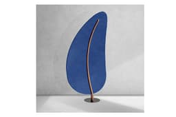 Der EASYfelt LeaveMe Ovate in Blau ist ein akustischer Raumteiler mit einer elegant gebogenen Blattform. Das Element besteht aus nachhaltigem PET-Filz und reduziert störenden Nachhall im Raum. Die weiche Linienführung und die kräftige Farbe verleihen Büros, Arbeitsplätzen oder Empfangsbereichen eine stilvolle und ruhige Atmosphäre.