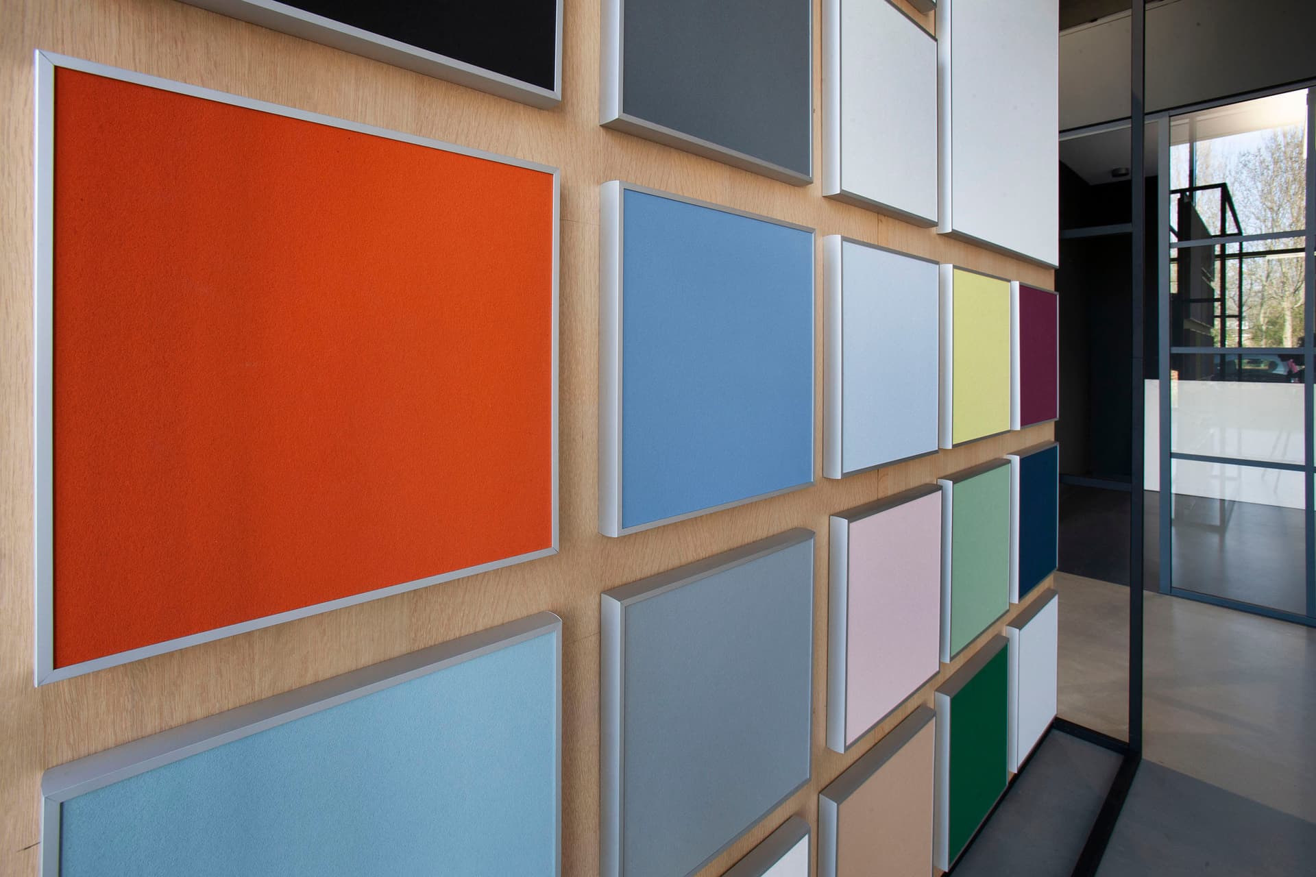 Showroom EASY Noise Control - akoestische plafondeilanden kleuren