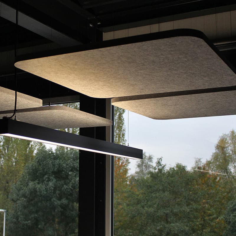 Das EASYfelt Deckensegel Square besteht aus hochwertigem PET-Filz und verbessert die Akustik, indem es Nachhall reduziert und störende Reflexionen dämpft. Durch die quadratische Form und die saubere Ausführung eignet sich das Deckensegel ideal für Büros, Besprechungsräume, Bildungseinrichtungen und andere Innenräume, in denen akustischer Komfort und modernes Design gefragt sind. Das leichte Material ermöglicht eine flexible Platzierung an der Decke, einzeln oder in einer kompositorischen Anordnung.