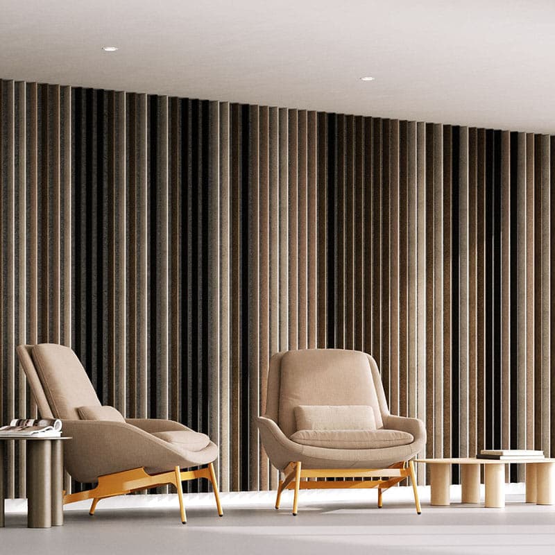 Die EASYfelt Lamella Wall in der Farbe Canyon bringt einen warmen, kraftvollen Ton in den Raum. Mit den zwei Stühlen vor der Wand entsteht ein harmonisches, einladendes Gesamtbild. Die Lamellen aus PET-Filz verbessern spürbar die Akustik und sorgen für eine moderne, hochwertige Wandgestaltung.