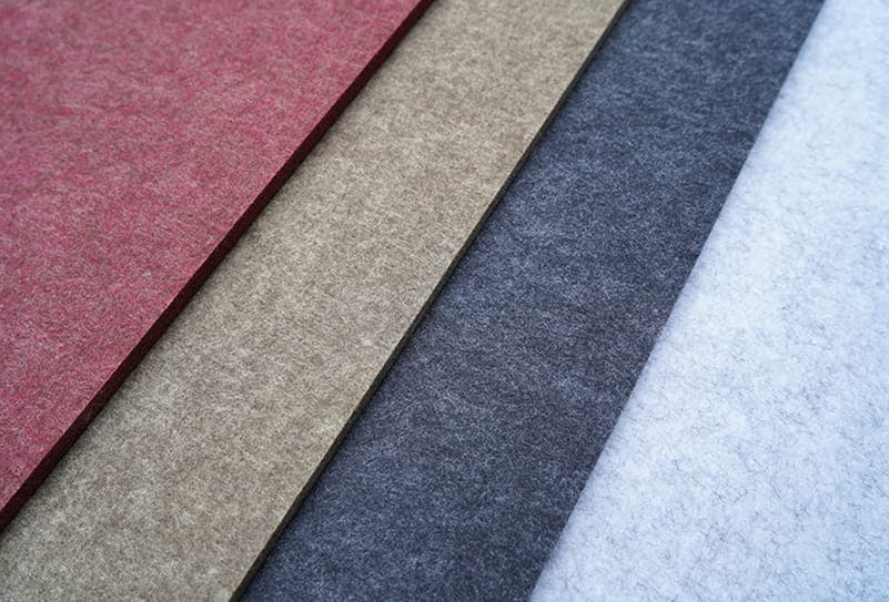 Die EASYfelt Panels sind PET-Filzpaneele, erhältlich in verschiedenen Materialstärken. Auf diesem Bild siehst du mehrere Farben nebeneinander, sodass die Vielfalt der Kollektion gut sichtbar wird. Die Paneele eignen sich für akustische Wand- und Deckenlösungen und bringen sowohl Ruhe als ook Farbe in den Raum.