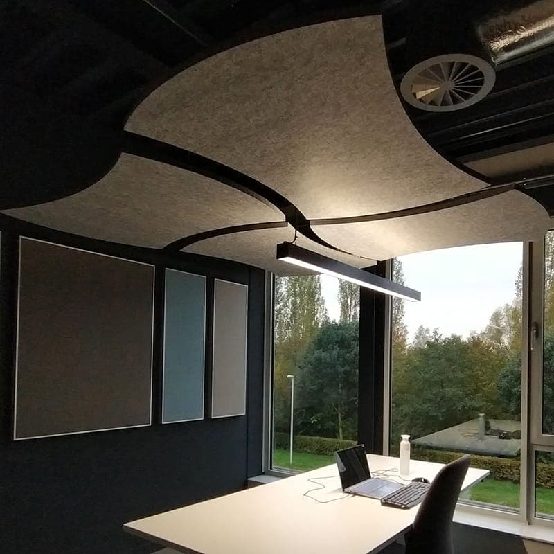 Das EASYfelt Deckensegel Curved besteht aus hochwertigem PET-Filz und überzeugt durch seine sanft geschwungene Form. Diese gebogene Optik sorgt für einen modernen, dynamischen Akzent im Raum und verbessert gleichzeitig die Akustik, indem es Nachhall und Störgeräusche reduziert. Das Curved-Deckensegel eignet sich ideal für Büros, Besprechungsräume, Empfangsbereiche und alle Innenräume, in denen akustischer Komfort und ein harmonisches Design gefragt sind.