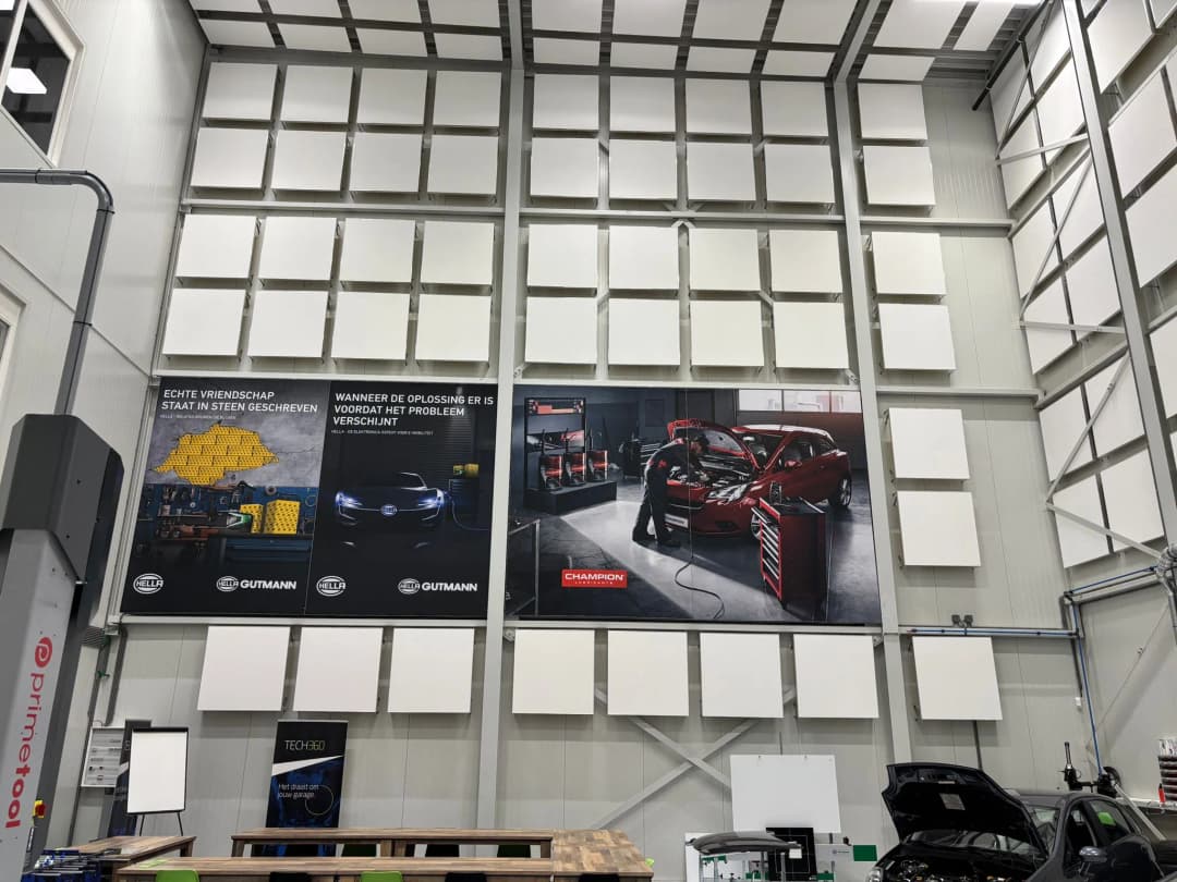 EASY Ceiling Industry en EASY Ceiling Wall panelen toegepast als plafond- en wandoplossing. Deze akoestische panelen verminderen galm en echo en zorgen voor een rustige en prettige werkomgeving.