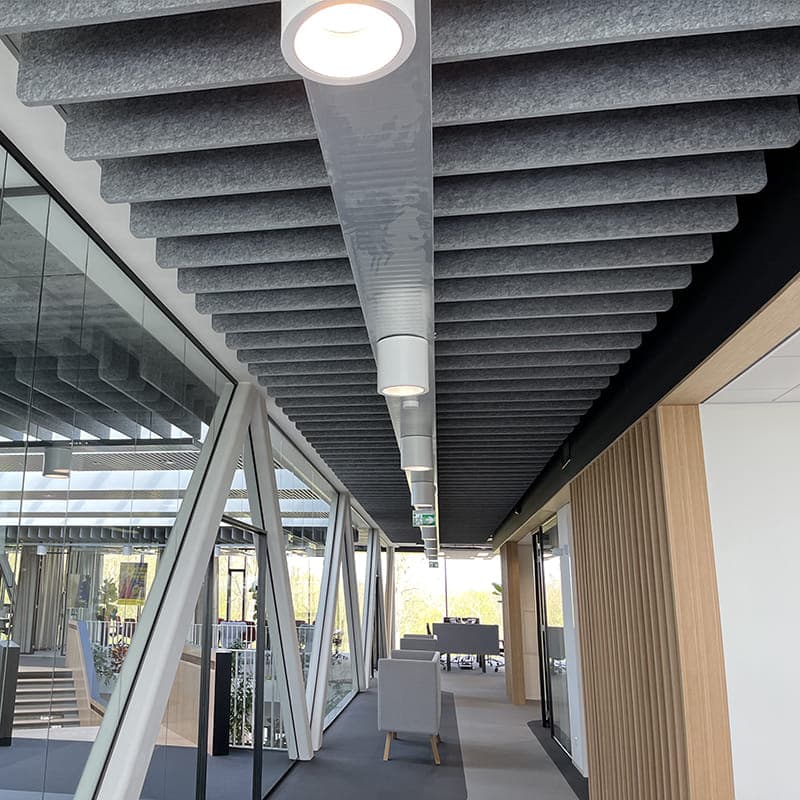 Vertikal hängende Akustikelemente von EASYfelt. Stilvolle und effektive Lösung zur Verbesserung der Raumakustik in Büros, öffentlichen Räumen und Bildungseinrichtungen.