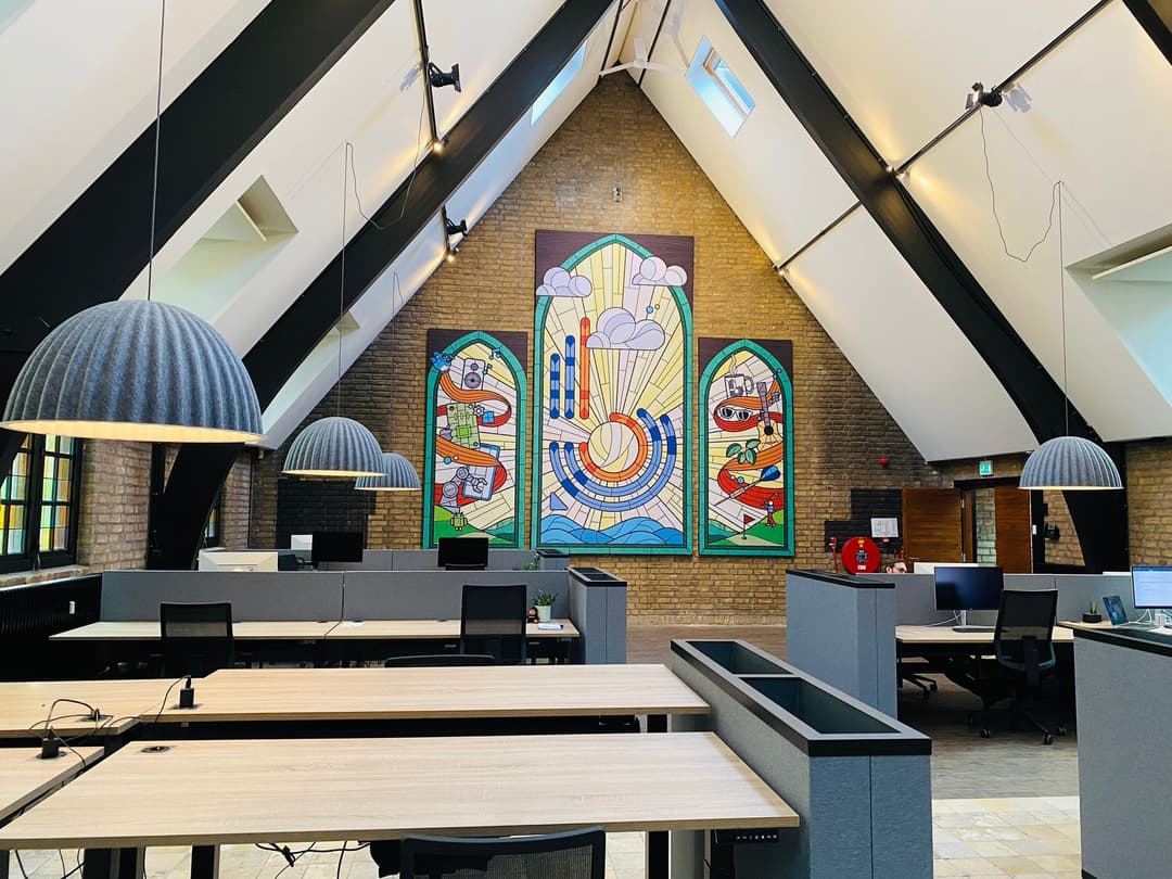 Dit EASYphoto akoestisch wandpaneel is geplaatst in een kerk kantoor. Het combineert geluidsabsorptie met een uniek, stijlvol design. Kies een afbeelding uit onze standaardcollectie of personaliseer één van de akoestische wandpanelen met uw eigen foto.
