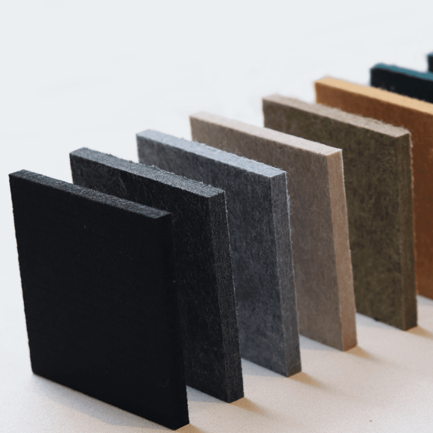 Die PET-Filz Muster von EASYfelt bieten einen Überblick über Farben, Strukturen und Materialstärken. Ideal zur Auswahl der passenden Farbe oder Dicke für akustische Wand- und Deckenlösungen im Büro, Wohnraum oder öffentlichen Bereich. Nachhaltig produziert und in Europa hergestellt.