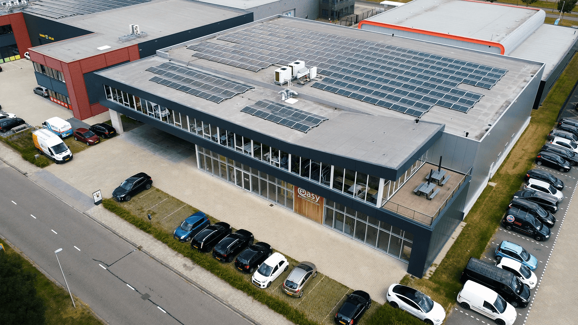 Het kantoor van EASY Noise Control in De Meern straalt duurzaamheid uit. Op het dak liggen zonnepanelen die bijdragen aan een energiezuinige en milieubewuste bedrijfsvoering.