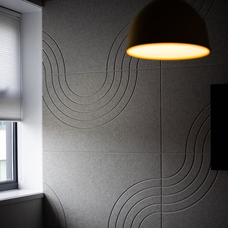 Die EASYfelt Tile Curvy ist ein akustisches Wandpaneel aus grauem PET-Filz. Das Paneel hat eine weiche, geschwungene Form und verbessert die Raumakustik, indem es Schall absorbiert und Nachhall reduziert. Durch das leichte Material kannst du das Paneel einfach an der Wand anbringen. Es eignet sich für Büros, Wohnräume und andere Bereiche, in denen du mehr Ruhe und ein modernes Design möchtest.