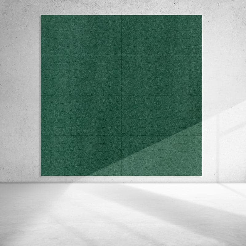 Die EASYfelt Tile Wavy Green ist ein akustisches Wandpaneel aus PET-Filz in Grün. Das Paneel hat eine weiche, wellenförmige Struktur, die dem Raum Bewegung und Ruhe gibt. Es absorbiert Schall und reduziert den Nachhall, sodass du angenehmer arbeiten oder wohnen kannst. Das leichte Material lässt sich einfach an der Wand anbringen und passt gut in Büros, Wohnräume und kreative Bereiche.