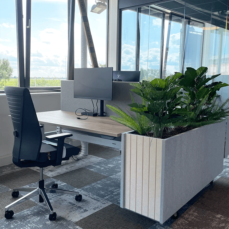 De EASYfelt Planter 2.0 Small combineert akoestiek en groen in één stijlvol ontwerp. De plantenbak van PET-vilt dempt geluid en brengt sfeer in elke ruimte – perfect voor kantoren, entrees of lounges.