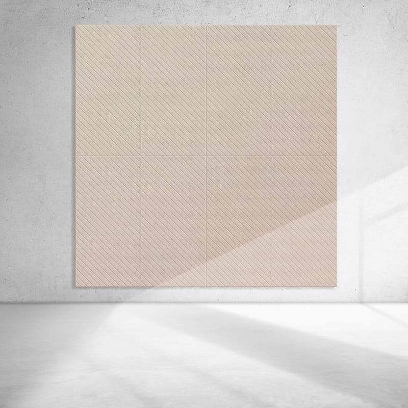 Die EASYfelt Tile Angle ist ein akustisches Wandpaneel aus PET-Filz in der Farbe Sand. Das Paneel hat eine markante, schräg verlaufende Linienstruktur, die dem Raum ein modernes und lebendiges Aussehen gibt. Es absorbiert Schall und reduziert den Nachhall, sodass der Raum ruhiger und angenehmer wird. Das leichte Material lässt sich einfach an der Wand befestigen und eignet sich gut für Büros, Wohnräume und kreative Bereiche.